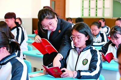 坚持党对全面依法治国的领导