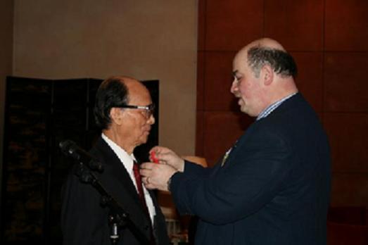 何秉松教授获授法国荣誉军团骑士勋位勋章